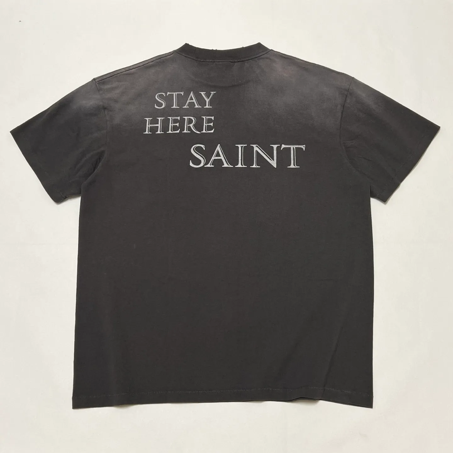 SAINT Mxxxxxx × STAR WARS SW_SS TEE /ANAKIN/BLK Star Wars co-branded TEE Anakin Skywalker Darth Vader reflection print TEE washed black S-XL The print comes from the impressive poster vision of "Anakin Skywalker" in "STAR WARS Episode I/The Phantom Menace" and the design of "Darth Vader" printed on the back The entire garment is hand-processed with dirt, washed with water, and printed with a distressed feel, which perfectly interprets the artistic specialty of NEW VINTAGE. In addition, the main mark and wash mark are customized to be consistent with the original version. It can be said that every detail of ZP is perfectly reproduced.